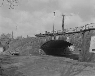 Freiberg, Eisenbahnbrücke (massive Bogenbrücke; 1862/1869) über die Friedrich-Olbrich-Straße