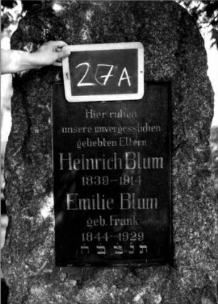 Grabstein 27 (Index: 100110048) Material: Granit Zustand: gut Maße HxBxT: 150x65x30 cm Beschreibung: Stele, Korbbogenabschluß, Schriftplatte rechteckig Besonderheit: Doppelgrab: Grabstein 27A