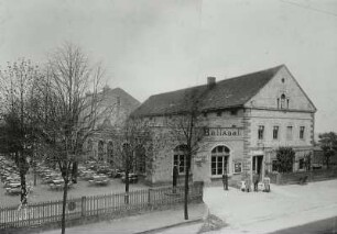 Rochwitz (Dresden-Rochwitz), Hutbergstraße. Gasthof Oberrochwitz. Straßenansicht mit Gästegarten