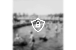 Freibad Poggensee: Badegäste im See und auf dem Badesteg