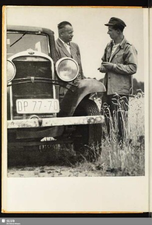 [Zwei Männer am Auto]