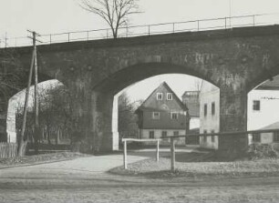 Seifhennersdorf (obersorbisch Wodowe Hendrichecy), Eisenbahnbrücke an der Mittelmühle