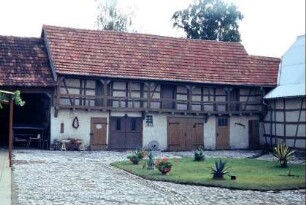 Gehöft wie vorige Bilder: Innenhof mit Pflaster, verfülltem Mist, Laubenganghaus