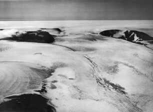 Inlandeis : Inlandeis auf Nowaja Semlja mit Gletscher und Mittelmoräne.