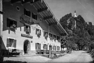 Karlstein (Bad Reichenhall-Karlstein). Gasthaus zum Moserwirt gegen Burgruine Karlstein und Wallfahrtskirche St. Pankratius