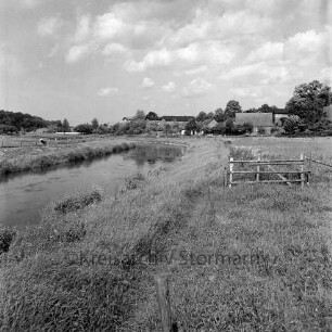 Trave: Blick ins Travetal: im Hintergrund Sehmsdorf: vorn rechts Gatter