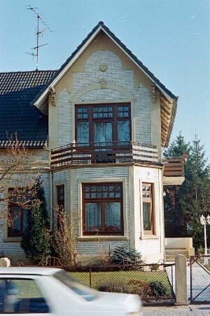 Lübecker Straße (2): traufständiges Wohnhaus mit Querbau: Straßenfront, Teilansicht: Querbau mit Auslucht, darauf Altan, Dreiecksgiebel: rechts Eingangstreppe an Traufseite Querbau, darüber Balkon: Vorgarten, Zaun