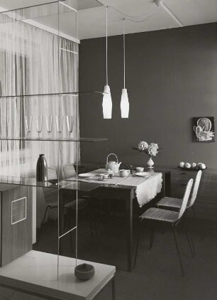 Stuhl mit Sitzfläche aus Rohrgeflecht : Musterwohnzimmer für eine 3-Raum-Wohnung (1965; Zentrales Entwicklungsbüro Leipzig). Eßplatz