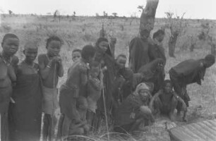 Gruppe : Eine Gruppe Personen am Rande einer Steppe