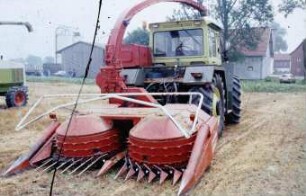 Fotografie: Erntetechnik, Silomais, Maishäcksler angebaut, Scheibenradfeldhäcksler, Rückfahreinrichtung