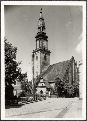 Oels (Olesnica/Polen). Schlosskirche St. Johannes. Straßenansicht