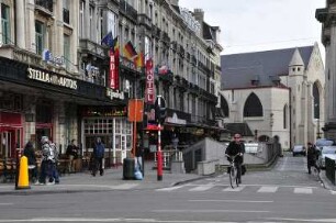 Brüssel - Radfahrer : Ein einzelner Radfahrer fährt auf den verkehrsreichen Boulevard Anspach, aufgenommen am 30. März 2010 in Brüssel