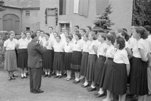 Enthüllung der Gedenktafel für Handrij Zejler an seinem Geburtshaus am 19.9.1954 in Salzenforst : Wotkryće wopomnjenskeje tafle na ródnym domje Handrija Zejlerja w Słonej Boršći 19.9.1954 : Salzenforst / Słona Boršć