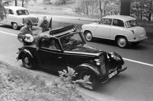 Berlin : In Berlin, Havelchaussee mit (Vorkriegs-)DKW, Lloyd Alexander (rechts) und Ford 12M (links)