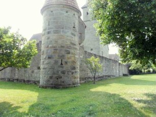 Nordwest-Rundturm von Nordwesten mit Kirchhofmauer nach Norden und Westen