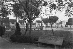 Park in Limeira : Eine Bank aus Marmor mit einer Werbeinschrift in einem Park in Limeira.