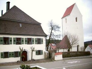 Ansicht von Nordosten mit Kirchturm (Chorturm) sowie Pfarrhaus