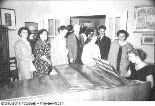 Zwickau. Schumann-Fest 1956. Konzertveranstaltungen. Besucher im Robert-Schumann-Haus Zwickau, Hauptmarkt 5, Ecke Münzstraße