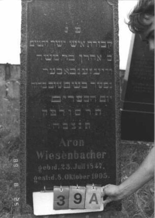 Grabstein 39 (Index: 100108117) Material: schwarzer Granit Zustand: gut Maße HxBxT: 175x50x24 cm Beschreibung: Obelisk auf Sockel: Grabstein 39A