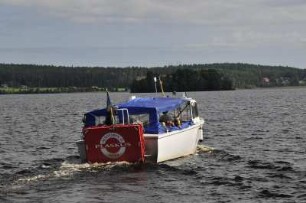 Kleinstadt Nora - Ausflugsboot auf dem See : Ein Ausflugsboot fährt über den See, aufgenommen in der Kleinstadt Nora am 26. Juli 2012