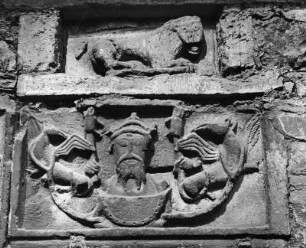 Alexanders Greifenflug : Alexanders Greifenflug. Kalkstein (um 1200). Remagen, Pfarrhof, Tor