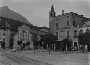 Cafe Central : Blick zum Cafe Central und auf eine Kirche am Hafenplatz von Maderno.