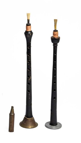 Oboe with conical tube with finger holes