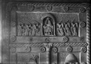 Tür der Porta di San Ranieri / Bronzetür mit Szenen zum neuen Testament — linker Türflügel — oberstes Querfeld: Thronender Christus zwischen Engeln