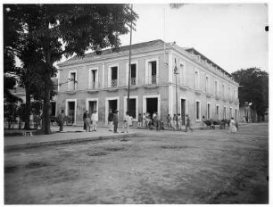 Puerto Cabello (Venezuela). Einheimische, Kinder und Lasttiere stehen an einer Straßenecke