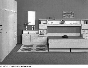 Flachstrecke mit integriertem Doppelbett : Leipzig, Leipziger Herbstmesse, 1978. Schlafzimmer "Achat. Holz, folienbeschichtet in Eschenholzoptik (1978; VEB Raumgestaltung Schwerin). Flachstrecke mit integriertem Doppelbett