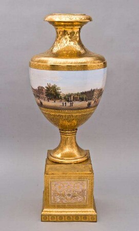 Amphoren-Vase mit Sockel, mit Bildfries Unter den Linden