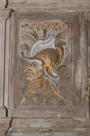 Portalrahmung mit Trophäen — Trophäe
