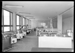 Großküche (vermutlich des Krankenhauses) u.a. mit Küchengeräten der Fa. Krefft Großküchentechnik Gevelsberg