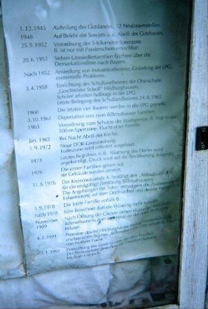 Schaukasten auf dem Friedhof mit der Ortschronik des Ortes, Zeit nach 1945