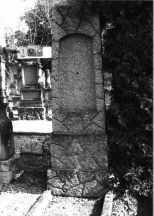 Grabstein 100 (Index: 99796740) Material: Granit Zustand: Schriftplatte fehlt, sonst gut Maße HxBxT: 214x54x27 cm Beschreibung: Obelisk, rustica, getreppter Sockel, rustica, Schriftfeld eingetieft: Grabstein 100