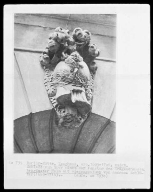 Bekränzter Helm mit Siegesgenius