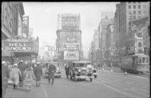 Blick auf den belebten Times Square in Manhattan, in New York City