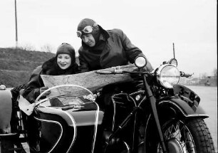 Bukarest: Im Motorrad, Mann zeigt Frau die Landkarte