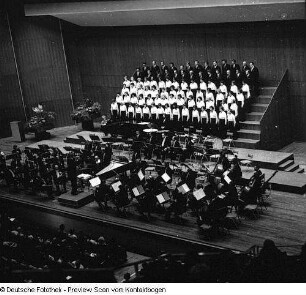 Neuer Chor Dresden unter Chorleiter Manfred Winter. Konzert anläßlich des 20jährigen Jubiläums mit der Jenaer Philharmonie im Kulturpalast Dresden (Moderatorin Traute Richter)