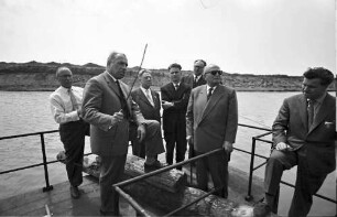 Unzhurst: Gruppe auf Ponton-Sauganlage