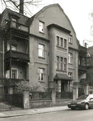 Dresden-Trachau, Reichenberger Straße 11. Wohnhaus (um 1905). Straßenansicht mit Einfriedung von Nordwest