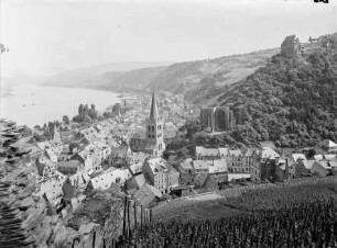 Blick auf Bacharach von Nordwesten mit St. Peter, Stadtmauer, Wernerkapelle und Burg Stahleck