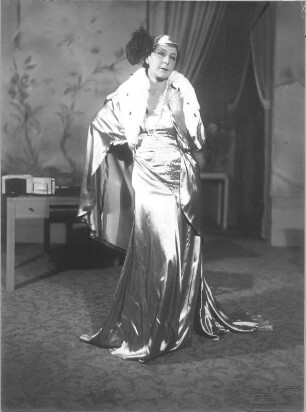 Nina. Komödie in drei Akten von Bruno Frank. Staatsschauspiel Dresden, Uraufführung 03.09.1931 : Alice Verden als Nina Breuer