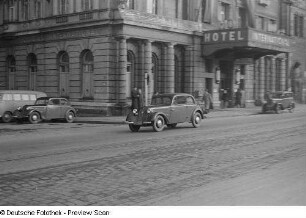 Ansicht eines IFA F8 während der Fahrt vor dem Hotel International