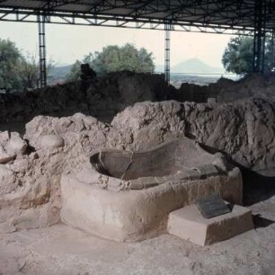 Nestorpalast bei Pylos. Terrakotta-Larnax, innen dekoriert mit Laufspiralen, um 1200, Megaron der Königin