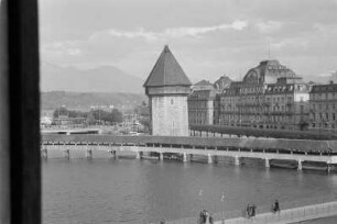 Die Kapellbrücke : Die Kapellbrücke mit Wasserturm in Luzern.