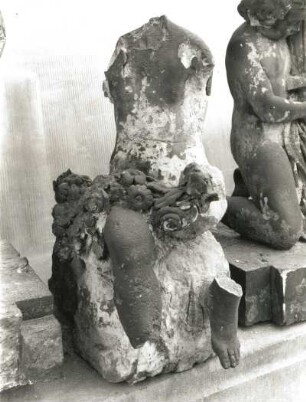 Putto-Torso mit Blumengirlande vom Torpfeiler der Toranlage, Westseite (1756/1763; G. Knöffler). Sandstein. Dresden-Altstadt, Taschenbergpalais (Zustand vor der Restaurierung)