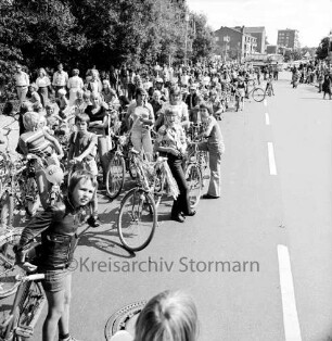 Schützen- und Volksfest: Veranstalter Heimatring und Ahrensburger Schützengilde: Umzug: Schülergruppen mit Fahrrädern, 22. August 1976