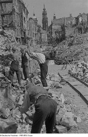 Dresden. Einwohner beim Arbeitseinsatz in der Schloßstraße