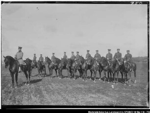 Geländeübung des Feld-Artillerie-Regiments Nr. 46 Enthält: Gruppenaufnahme berittener Soldaten